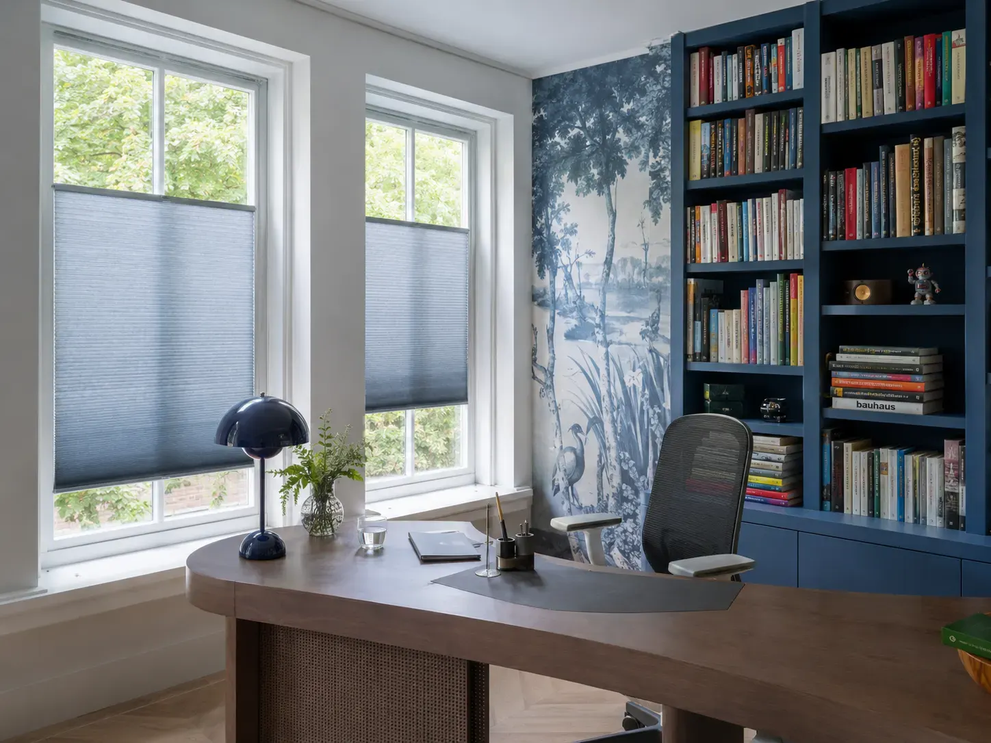 Kantoorruimte met blauw interieur en twee Stick & Fit-plisségordijnen