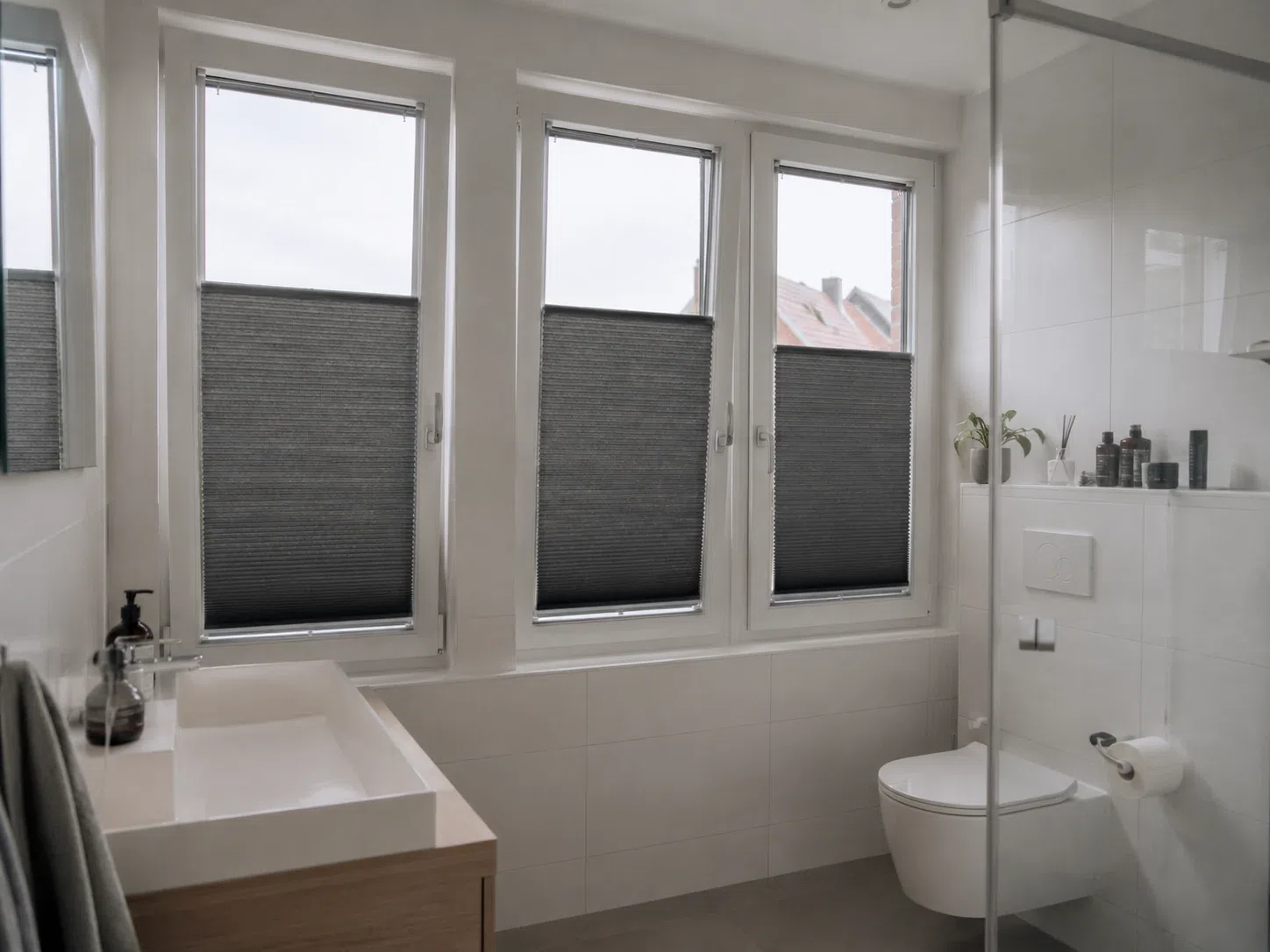 Badkamer met privacy op ooghoogte en daglicht boven de plisségordijnen
