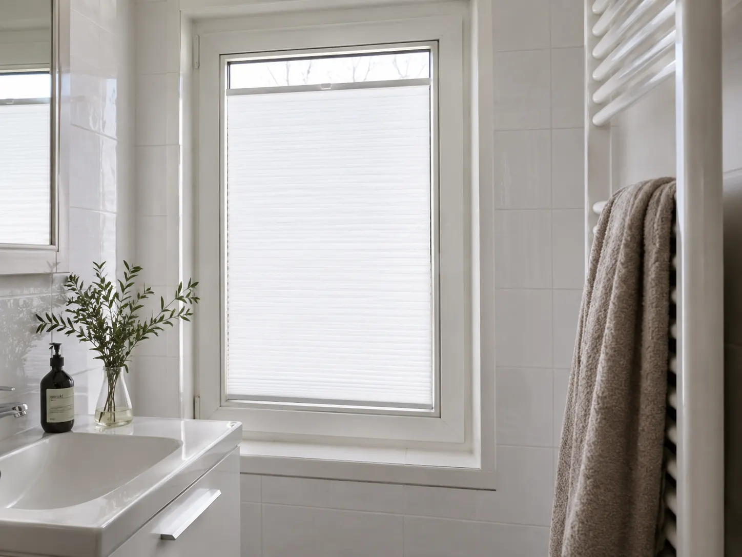Lichtdoorlatende plissé in een witte badkamer