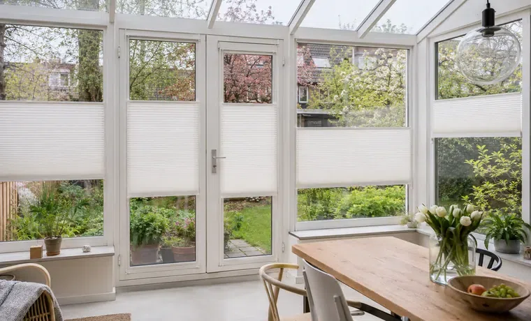Serre en tuinkamer met Stick & Fit-plisségordijnen