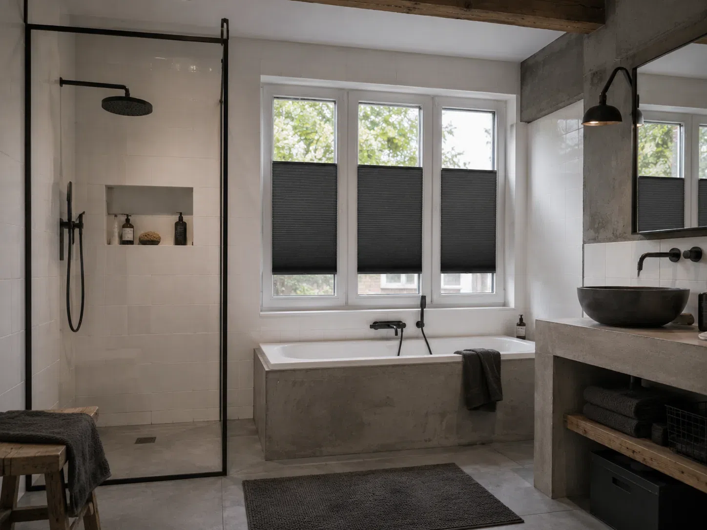 Zwarte Stick & Fit-plisségordijnen in een moderne badkamer met meerdere ramen