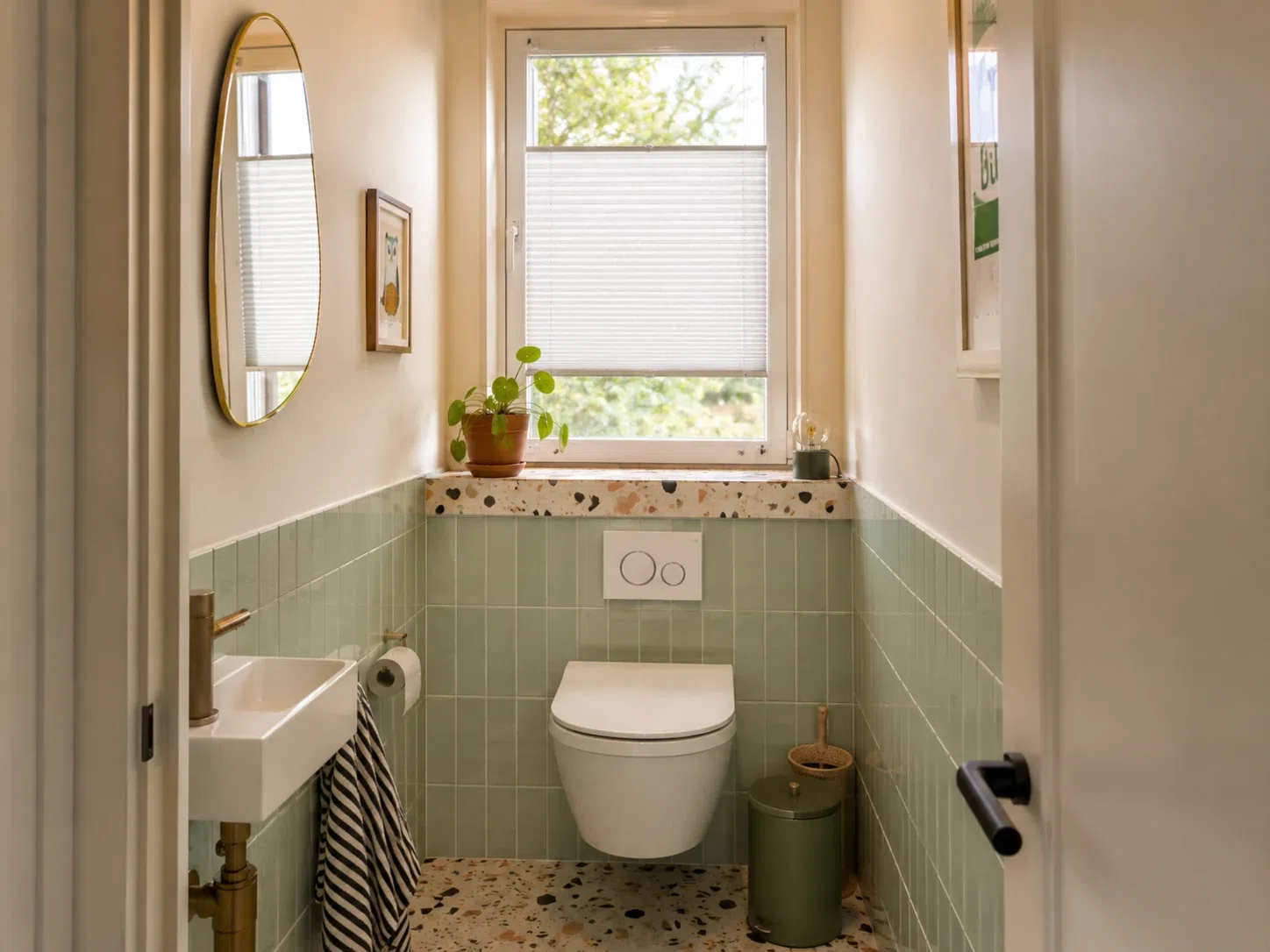Compact toilet met licht plisségordijn voor privacy en daglicht
