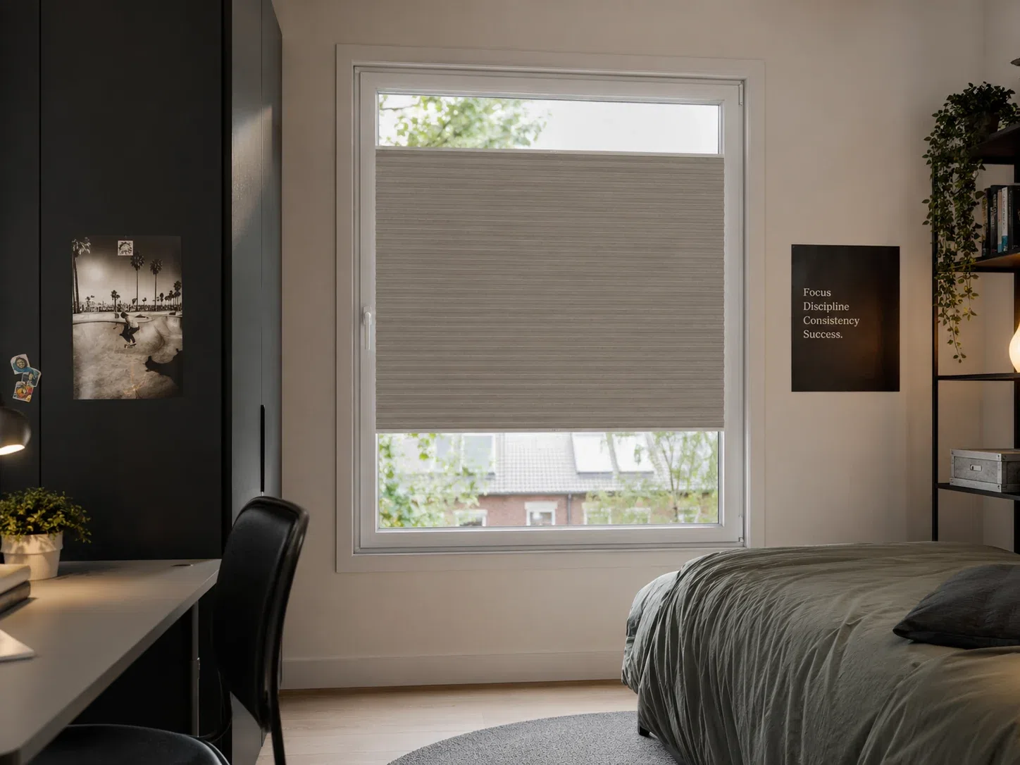 Slaapkamer met grijs verduisterend honingraatplisségordijn