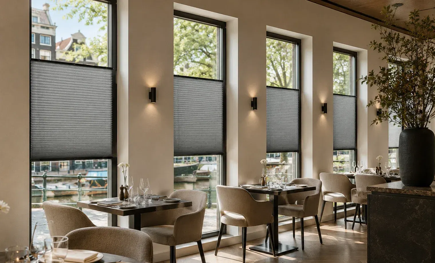 Restaurant met grijze Stick & Fit-plisségordijnen en brandvertragende stof