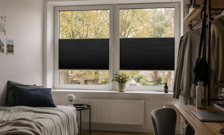 Slaapkamer met Stick & Fit-plisségordijnen